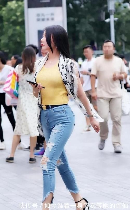 紧身牛仔裤|美女穿紧身牛仔裤,搭配紧身上衣凸显小蛮腰身材,增添几分魅惑