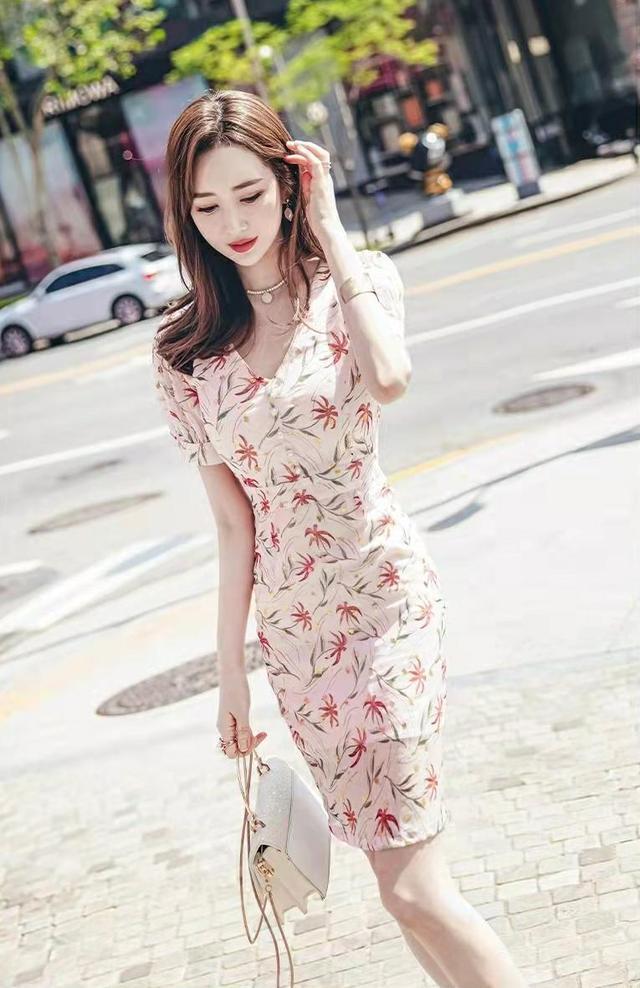 性感|浅粉色的连体包臀裙,枫叶印花设计的雪纺裙子,时尚性感气质绝伦