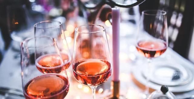 聪明人|给领导敬酒,傻瓜才说“我敬你”,聪明人都这么做