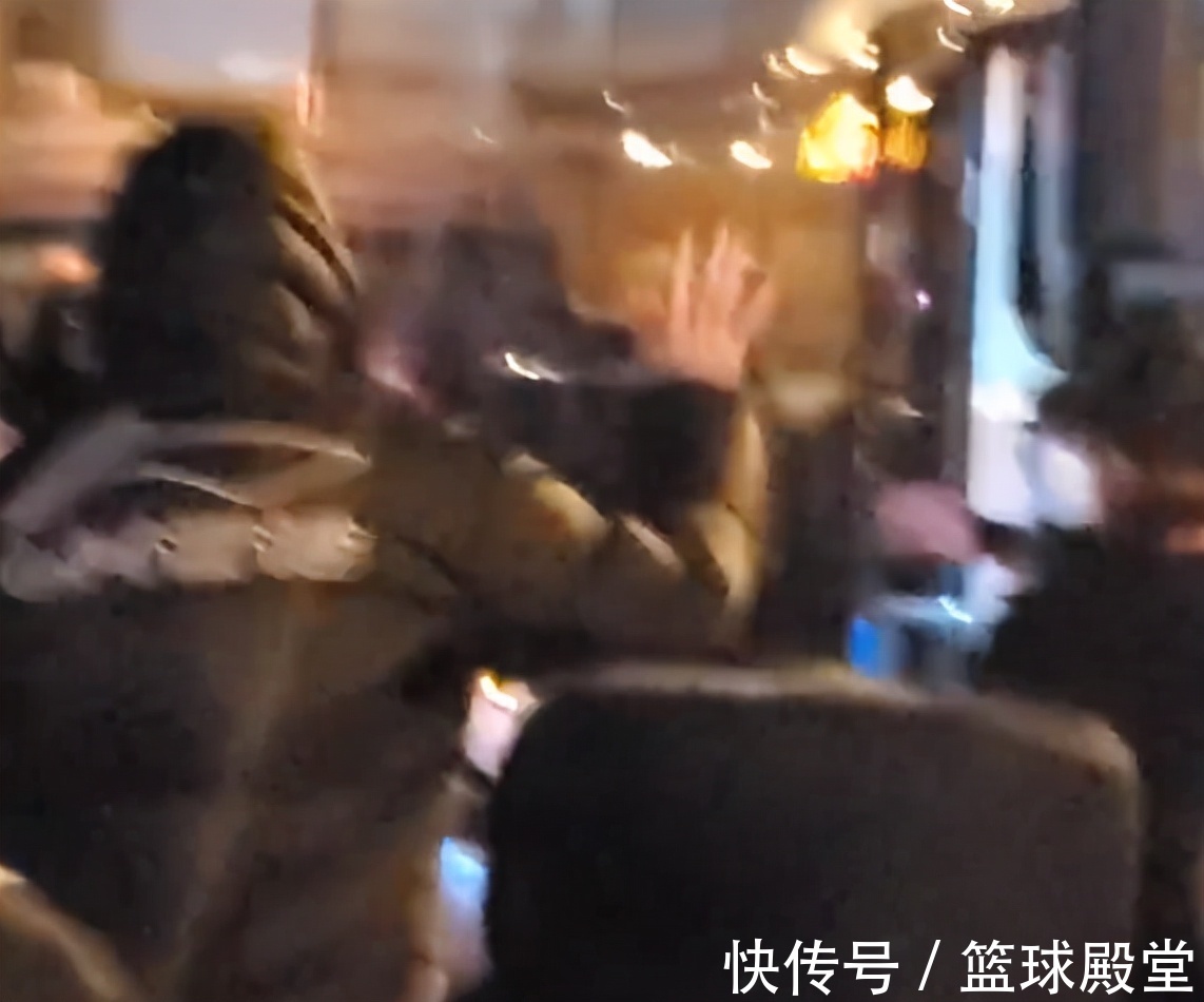 周鹏|辽粤赛后！场外挤满球迷，杜锋搂徐杰，周鹏击掌球迷，阿联腼腆