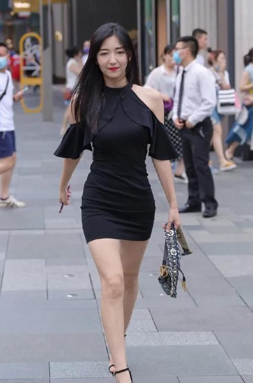 小姐姐|黑色时尚连衣裙,搭配同色高跟凉鞋,穿出窈窕好气质的美女