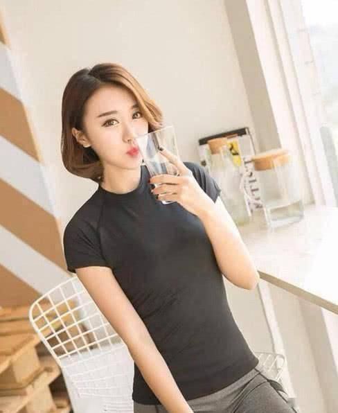 自信|街拍紧身裤将自信与高贵淋漓尽致呈现,是梨形身材的制胜法宝