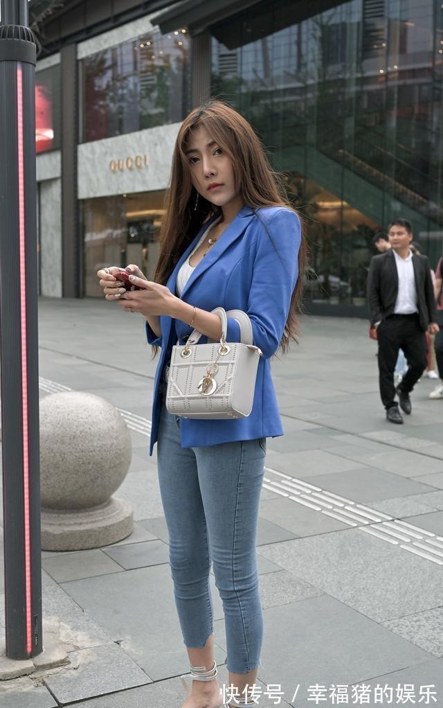 背心|简单的黑白搭配,白色西服配黑色v领背心,营造出一种自信的气氛