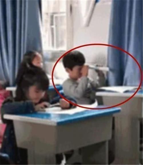 阅读|男孩考试因看不懂试卷偷偷抹泪,看了一眼周围同学后,果断放弃