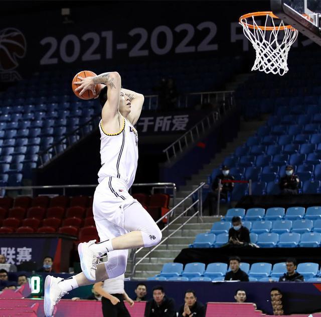 郭艾伦|张镇麟接艾伦进攻大旗,辽篮轻取天津,主帅皆出昏招,江苏负新疆