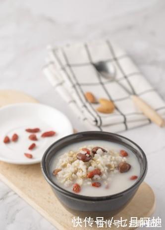 枸杞|杏仁燕麦粥浓香顺滑，充满了杏仁香气让人沉醉，喝上一口很满足