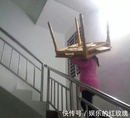 |幽默段子:这俩货一天到晚就这么趴着看妹子,连饭都懒的吃