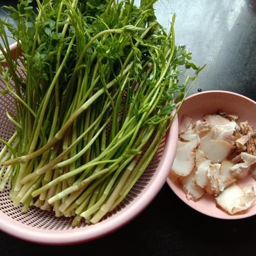 腊肉炒野芹菜，简单快手，鲜美下饭