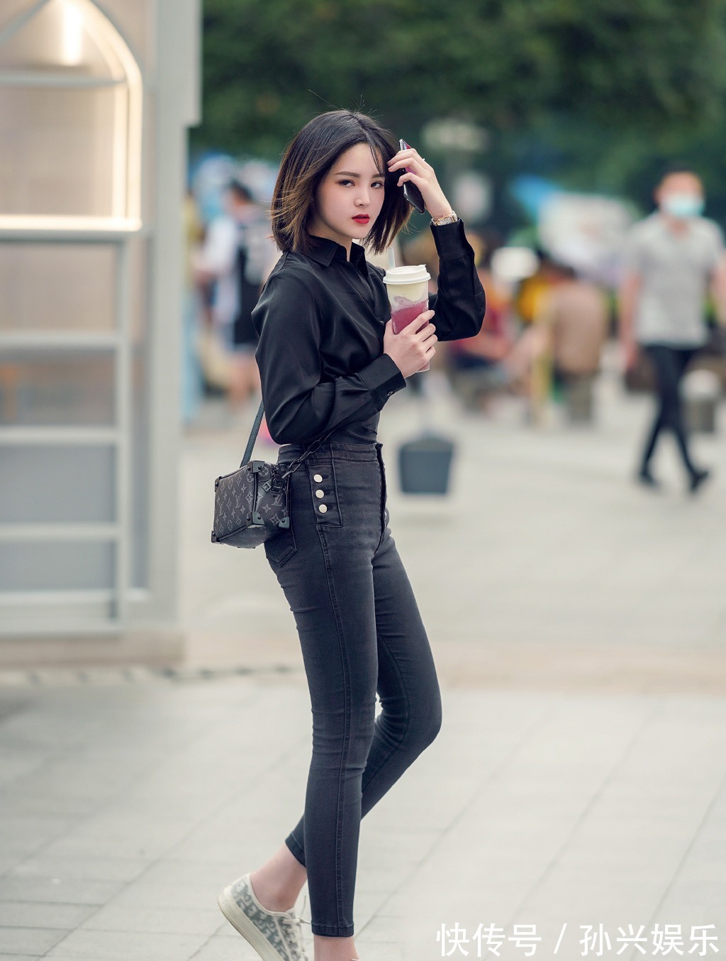 帅气 气质好的女生就是任性,穿衬衫搭配牛仔裤,让造型帅气又靓丽