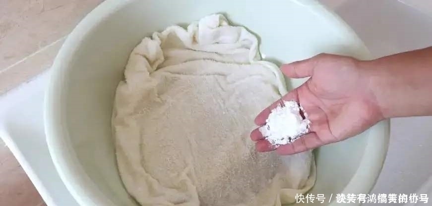 淘米水煮|毛巾用久了臭又滑,这样清洗一遍跟新买的一样,不得不感叹聪明