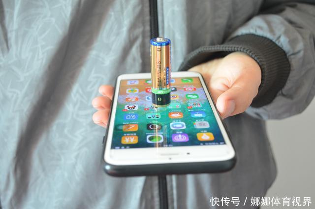 冬天出门时,记得带上一块旧电池,太实用了,解决了很多人的困扰