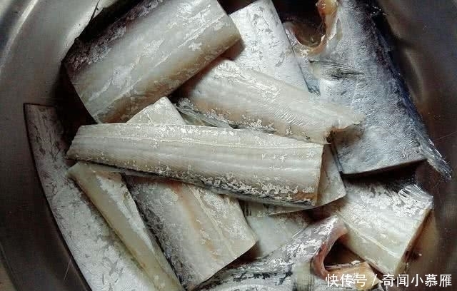 炸带鱼应该怎么做?不要再裹面糊了,这样做更好吃!