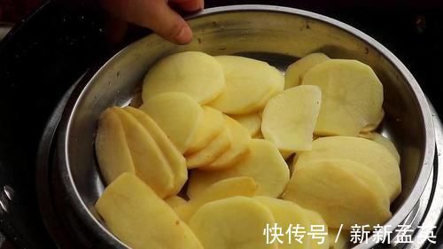 土豆丸子|土豆不再炒着吃，教你1个新吃法，筋道弹牙，上桌连汤汁都不剩