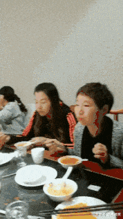 |搞笑GIF段子:其实这样的饭局我是不愿来的,拗不过同事们非要我来