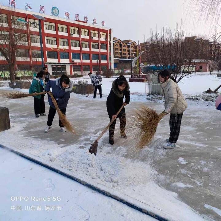 操场$雪｜晨起推轩窗，雪花落操场……