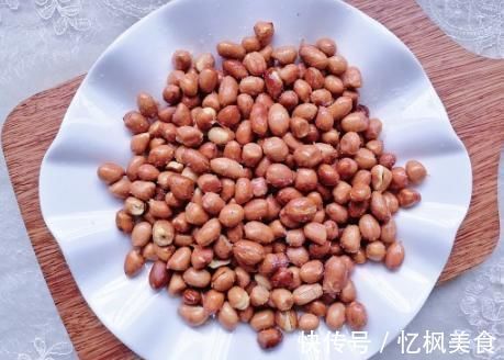 酥脆|炸花生米，先放花生还是先放油教你正确做法，花生米酥脆不回潮