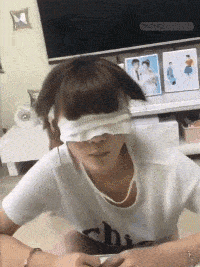 |搞笑GIF段子:挡着人行路了,就得踩着你过去!