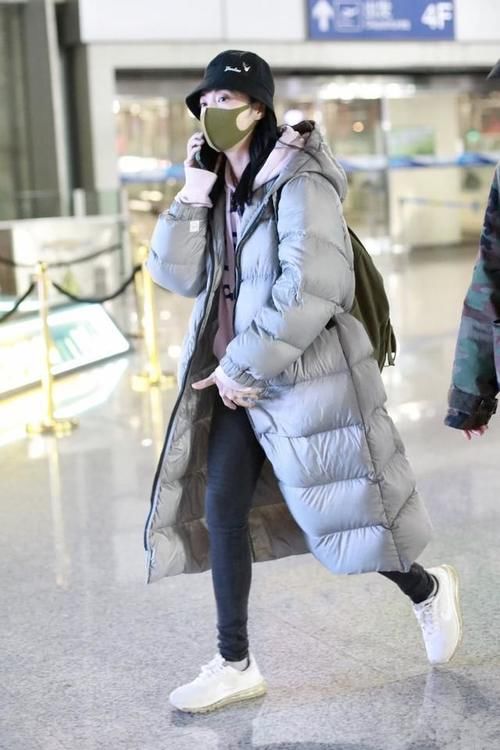 烂大街的“羽绒服”，怎么穿更时髦？教你这4个叠穿法，洋气保暖