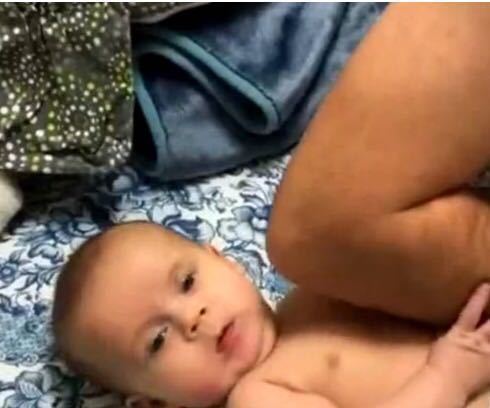 大人们|宝宝睡醒发现爸爸胳膊挡着自己,随后宝宝的动作,实在太可爱了