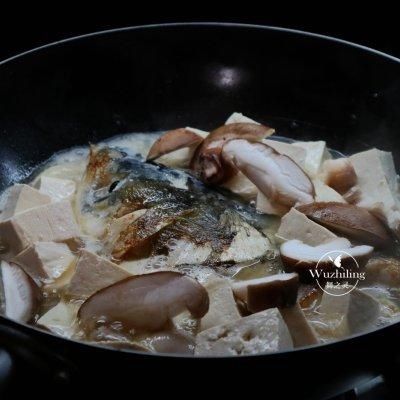 「铁锅鱼头炖豆腐」孩子常吃记忆力好，好吃又营养