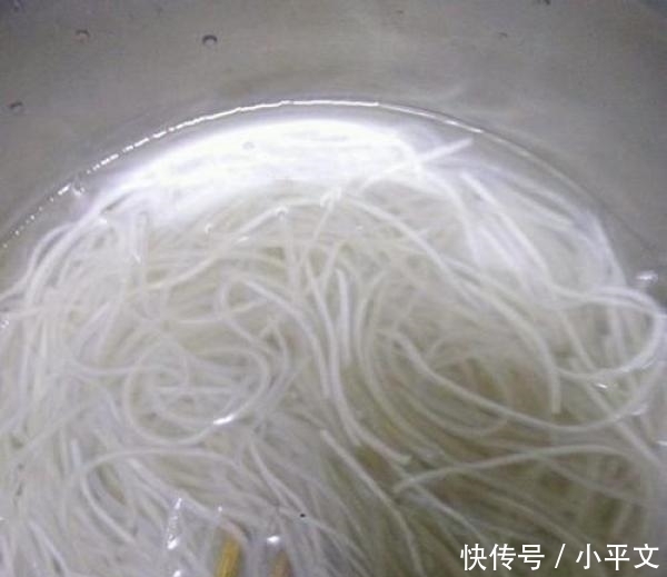 炒粉条只会傻傻焯水?难怪一炒就成团,加点它,粉条根根分明