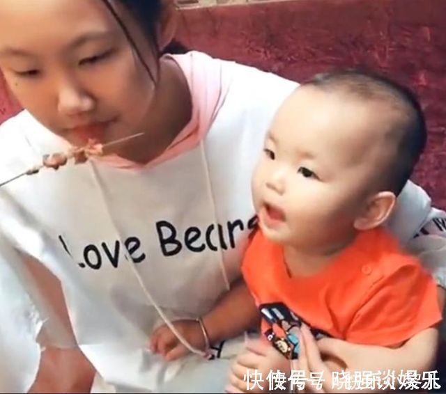 小宝|14岁姐姐欺负1岁弟弟爆火,网友反手就是一个赞:中国好姐姐