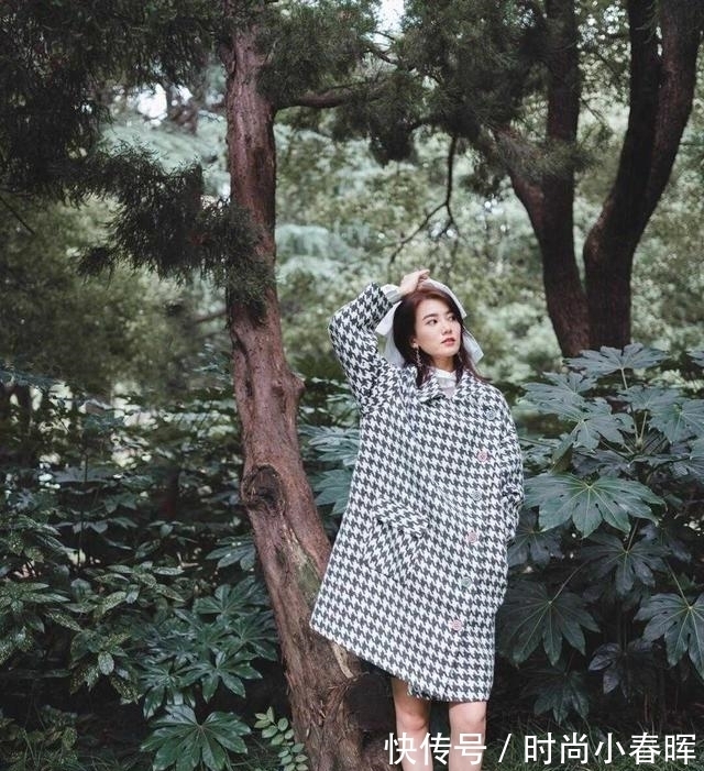 千鸟格|华为小公主姚安娜真放得开,穿千鸟格连衣裙前面优雅,后背惊艳