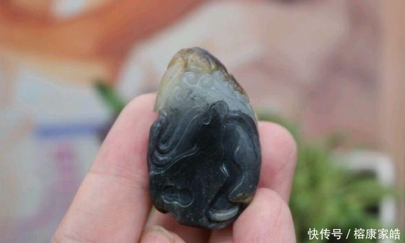 雕工|好好的一块玉石,花了1000块给雕成这鬼样子,悲催!