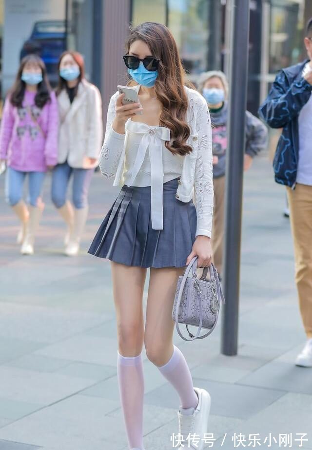 气质 白色小腿袜更适合年轻女孩,搭配短裤和裙子,很有清新气质