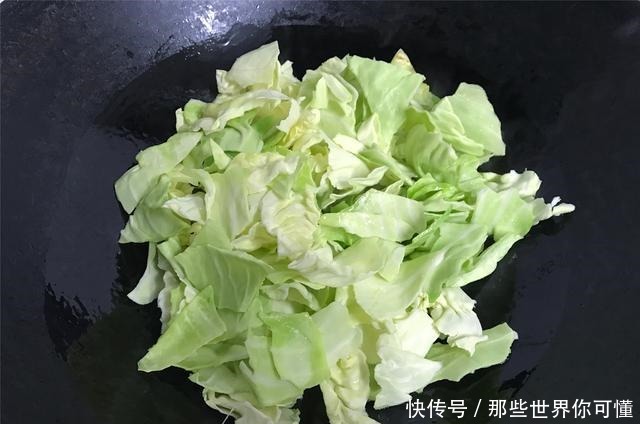 炒包菜时，别直接下锅，学会这一招，包菜鲜嫩爽脆，百吃不厌