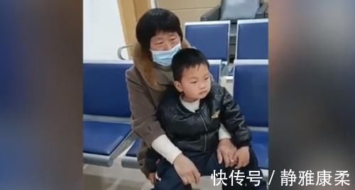 妈妈|男孩脚受伤去换药，发现打针护士竟然是妈妈之后，娃的表情亮了