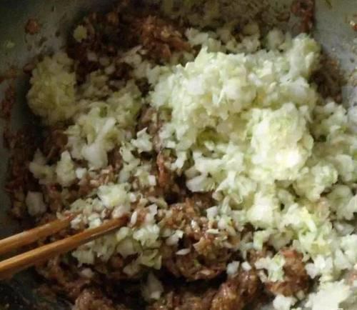 搅拌均匀|拌饺子馅，关键在于用生油还是熟油，用对了馅香四溢，饺子贼好吃