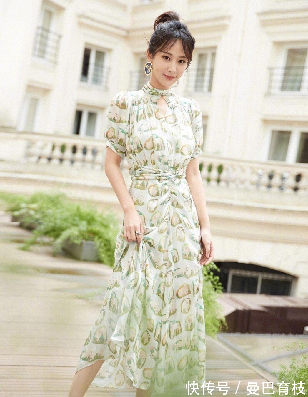 阔腿裤|女人不管多大，都少穿T恤配阔腿裤，今夏流行这样穿，时髦显气质