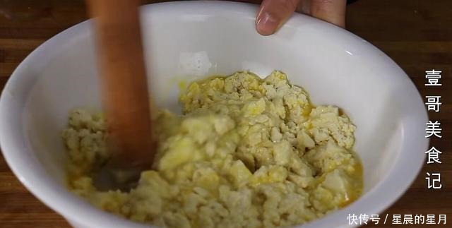 红烧|豆腐我家从不红烧,简单一压一搅,出锅太香了,上桌连汤汁都不剩