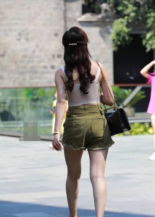 街拍美女姑娘穿得特别简约,显瘦效果呈现,女人味十足