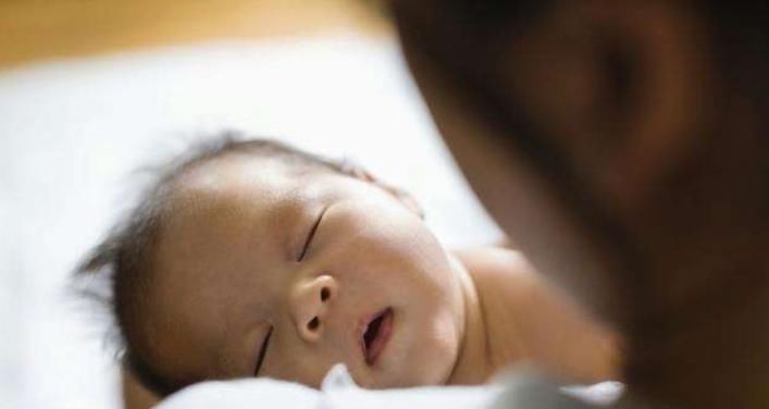 爸爸太爱宝宝,睡了也舍不得放下,结果一觉醒来宝宝没了呼吸