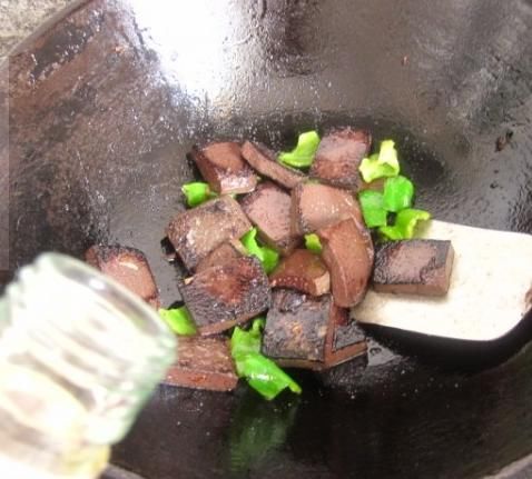  滑嫩|炒猪血时，直接下锅炒就废了！大厨：多加1步，猪血滑嫩无腥味