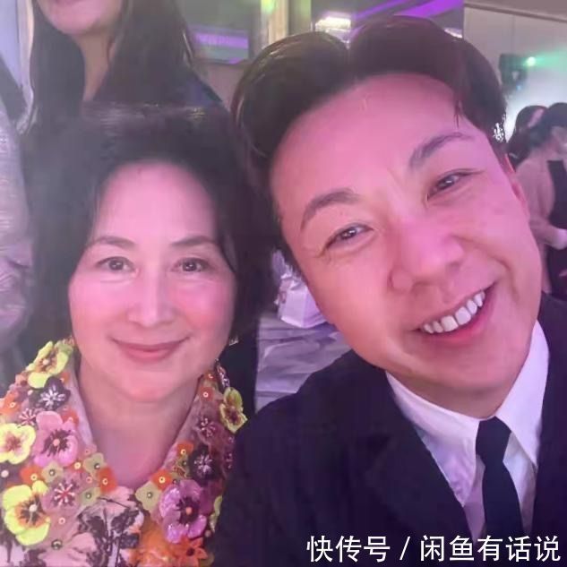 繁杂 59岁何超琼气质真好,穿那么花的大衣真接地气,配短发像邻家大妈