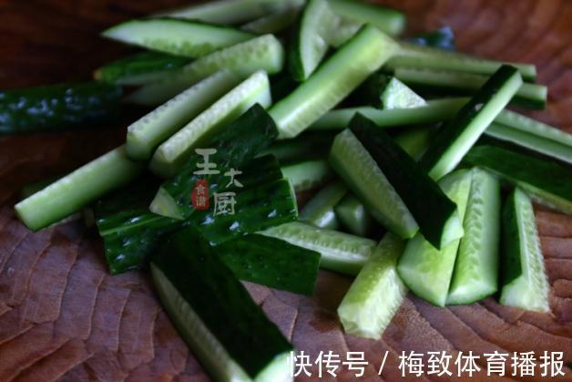 开胃|每天都离不开的开胃小菜，清脆爽口的腌黄瓜，喝粥是最合适的
