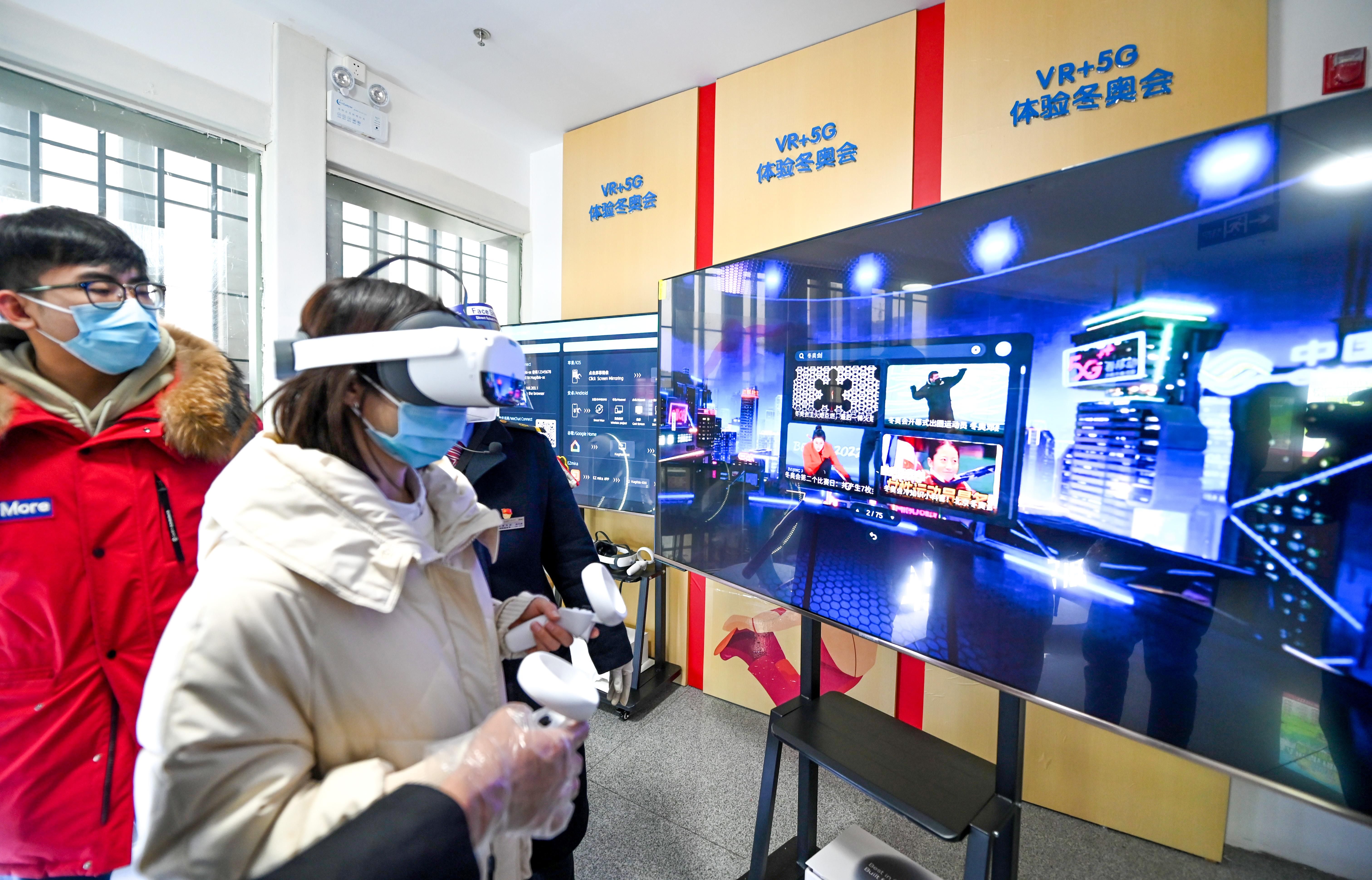 候车大厅|南昌火车站候车大厅内设置了冬奥“VR+5G体验区”