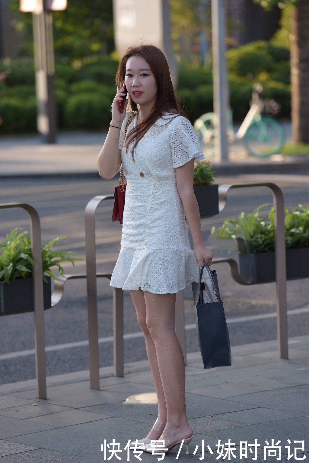 街拍减龄又修身,气质女生的裙装让人一见倾心
