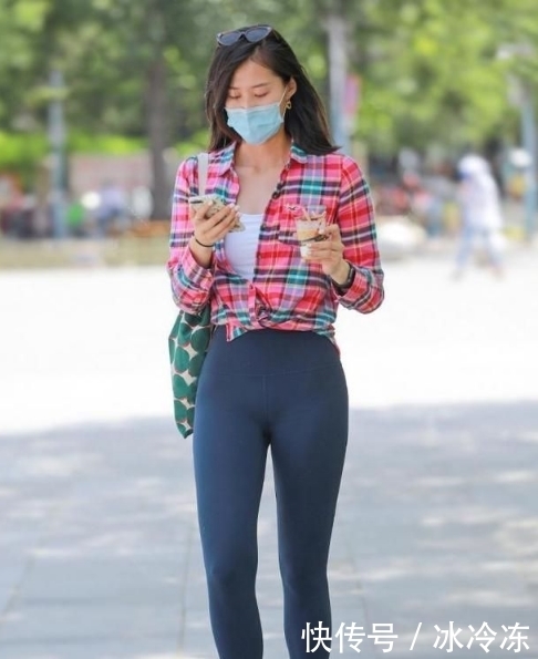 西装|路人街拍,小西装搭配个性时髦的毛边牛仔短裤,十分惹人注意