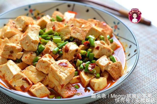 想要豆腐入味不碎，70多岁老妈的方法赞，几滴油不放盐，倍儿香