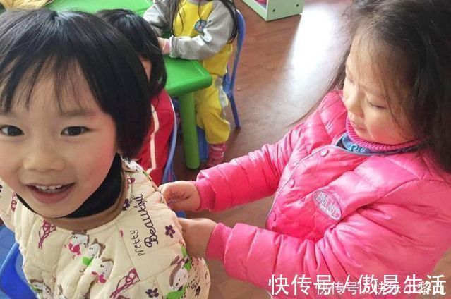 家长|3岁萌娃调皮爬暖气管,动作矫健迅速,网友:少侠你尿不湿要掉了