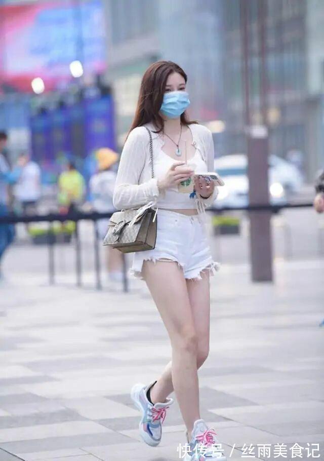 小姐姐|时尚街拍：白色小吊带搭配牛仔短裤，显得年轻，尽显气质