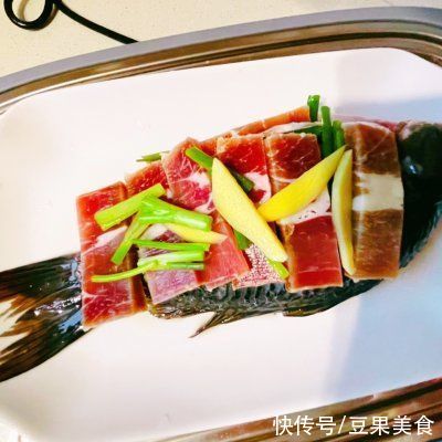 夏日|两块钱搞定一道家常美食#夏日开胃餐#清蒸鲫鱼鲜红汁