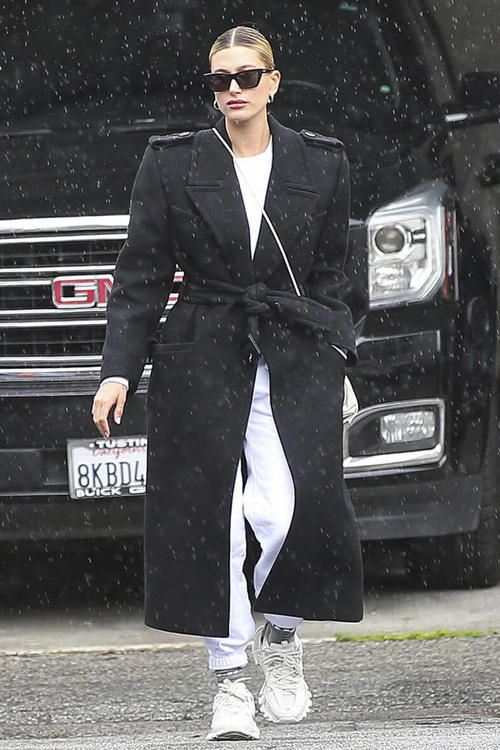 黑色大衣怎么穿美？搭阔腿裤大气优雅，配运动裤舒适有型，都好看