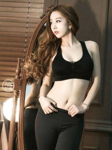 街拍突显有型的紧身打底裤美女,是街头风格最好的诠释