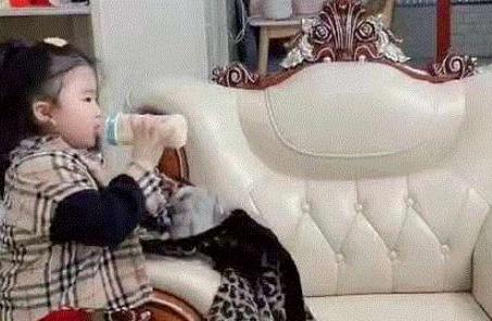 皮皮|“卑微弟弟”伺候姐姐火了,怀里温奶给姐喝,网友求生欲太强