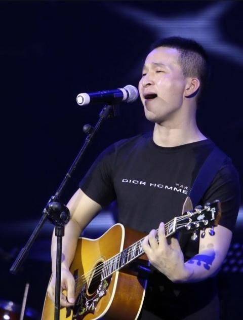 旭日阳刚|草根歌手旭日阳刚：一个再度翻红年入百万，一个回归田园种菜种田